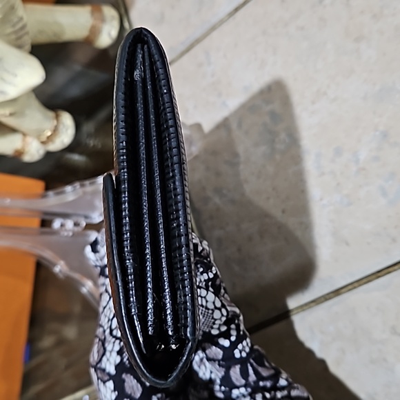 Louis Vuitton Black Epi Leather Sarah Wallet CA4039 GUC - Picture 7 of 17